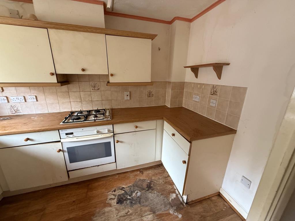 Lot: 131 - HOUSE FOR IMPROVEMENT - reverse angle of the kitchen
